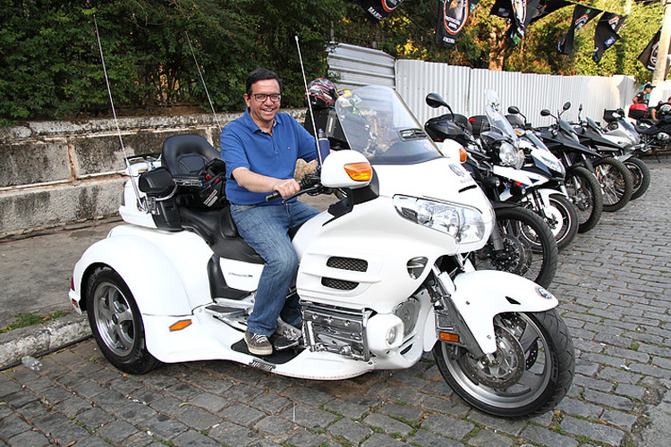 O prefeito Renato Bravo posa numa das motos expostas (Foto: PMNF)