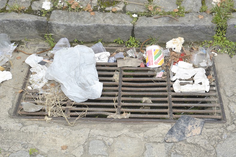 Lixo sobre os bueiros, desleixo que agrava as consequências das chuvas (Fotos: Henrique Pinheiro)