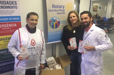 Marcia Carestiato, presidente do Rotary de Friburgo, com alguns dos kits doados à UPA e ao Raul Sertã