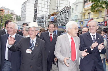 O então prefeito Heródoto Bento de Mello recebe os suíços em 2009 