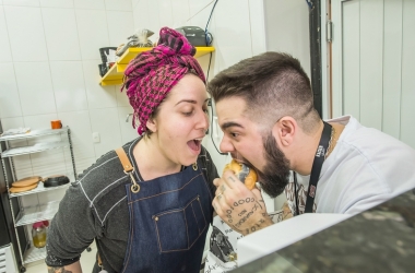 Jaqueline e Vitor provam um de seus hambúrgueres (Fotos: Carlos Mafort)
