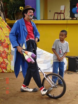 Cabe na mala funde teatro de rua com circo de variedades