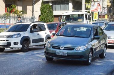 A Avenida Comte Bittencourt é uma das vias do perímetro urbano de Nova Friburgo onde o uso do farol era obrigatório (Foto: Arquivo A VOZ DA SERRA)