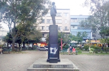 A estátua pichada com inscrição de facção criminosa (Foto de leitor)
