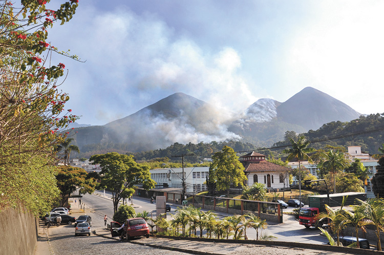 O Corpo de Bombeiros já combateu, só este mês, 185 incêndios florestais na Região Serrana até o dia 19 (Foto: Carlos Mafort)