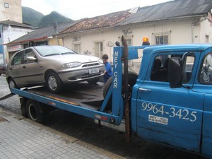 Carro rebocado na Rua Fernando Bizzoto