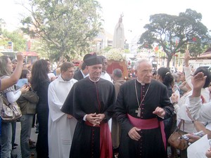 Multidão de católicos homenageia a imagem de Nossa Senhora de Fátima 