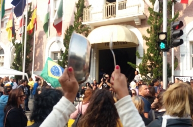 Grevista bate panela em frente à prefeitura, na última segunda (Fotos: Fernando Moreira)