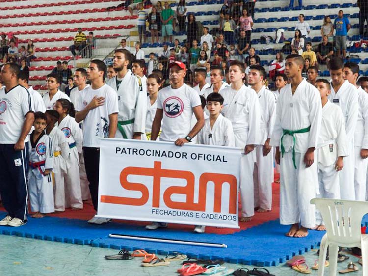 Equipe reunida comemora o bom desempenho em torneio em Teresópolis (Divulgação)