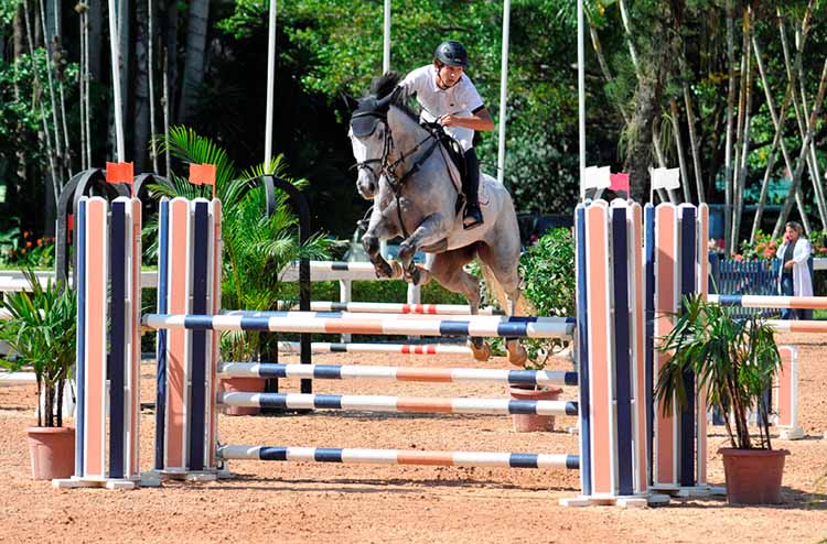 Matheus Garrido salta para conquistar  o primeiro lugar na nova categoria (Divulgação)