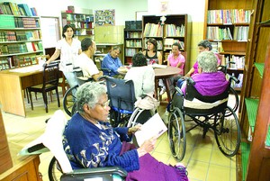 Casa dos Pobres quer ampliar biblioteca com a participação dos voluntários