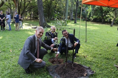 O cônsul Rudolf Wyss, Johannes Matyassy e Andrea Semadeni fizeram o plantio no Jardim Botânico do Rio (Foto: Alexandre Machado)
