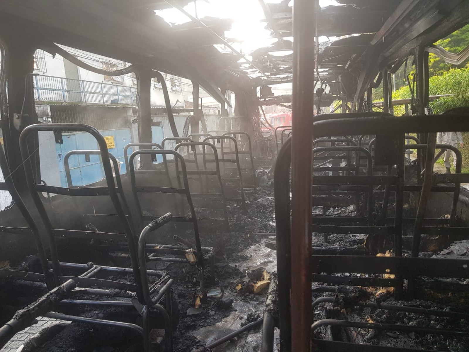 O ônibus totalmente destriído após o incêndio (Fotos de leitor)