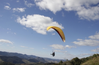 Bombas ecológicas serão lançadas em voos de parapente no Caledônia