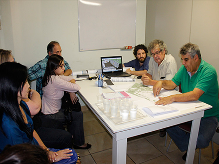 Técnicos do Iterj estiveram na Secretaria de Meio Ambiente semana passada. Loteamento contará com 120 casas populares. Obras estão previstas para o início de 2016 (Foto: Leonardo Vellozo)