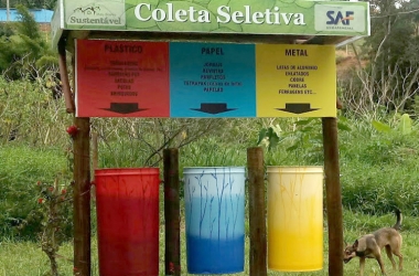 Cestos de coleta seletiva do projeto Meu Bairro Sustentável (Foto: Divulgação)