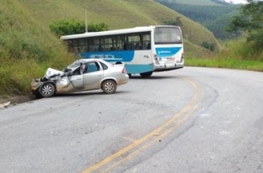 Os veículos acidentados no acostamento (Fonte: BPRv)