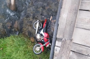 A moto caída (Foto de leitor)