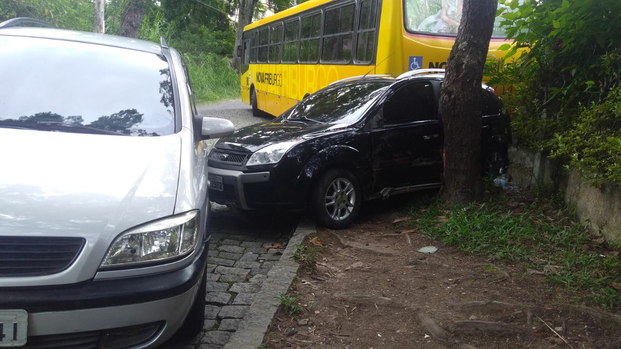 Os dois carros avariados após a colisão na Vila Amélia (Reprodução da internet)