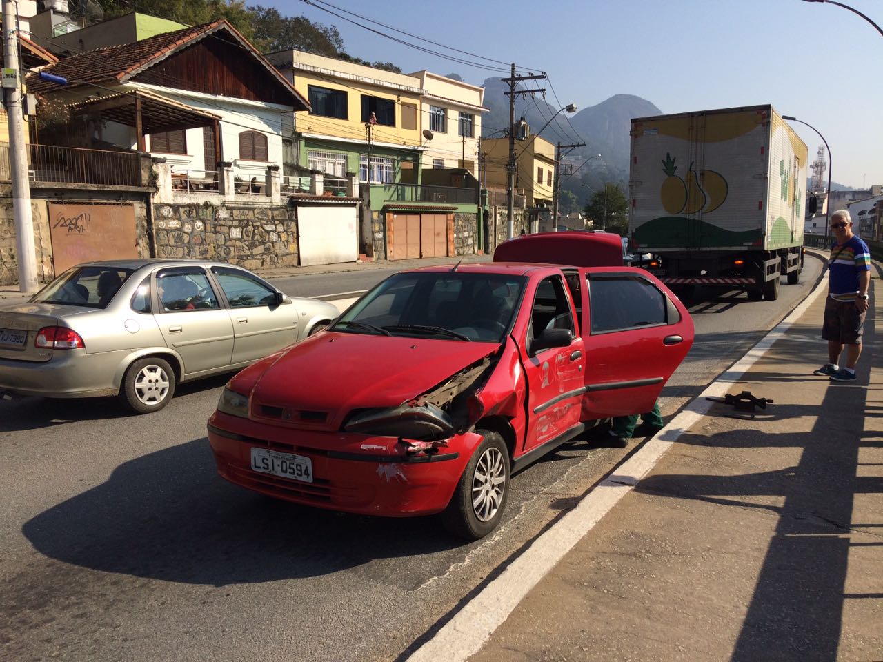 O carro no sentido contrário do fluxo após a colisão (Foto: Adriana Oliveira)