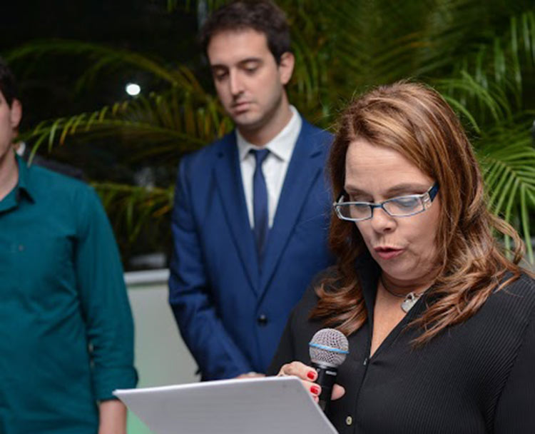 Adriana Ventura discursa na festa dos 70 anos de A Voz da Serra