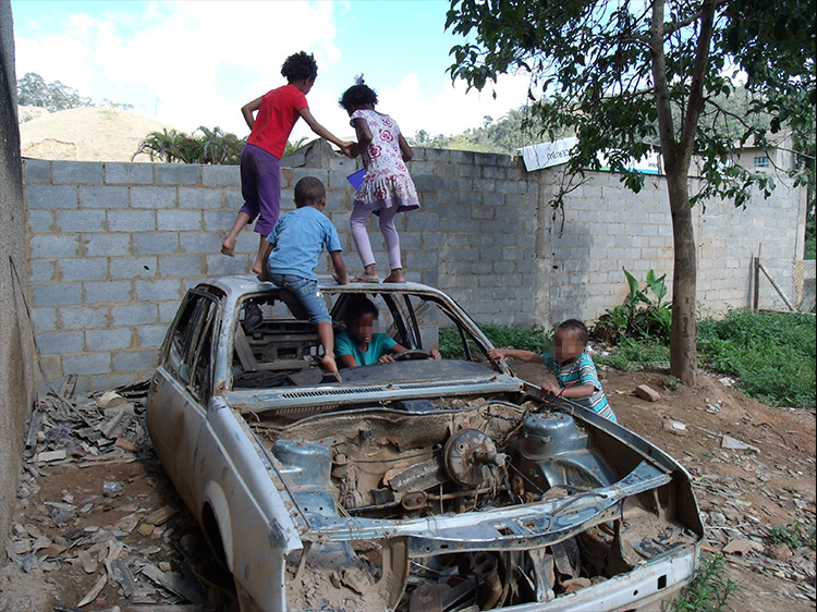 Crianças em meio a escombros no Canto do Riacho (Foto: Lúcio Cesar Pereira)