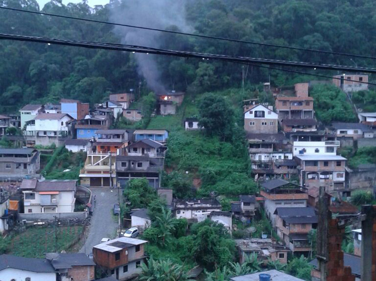 O fogo atraiu a atenção de vários moradores do bairro São Geraldo (Foto: Leitor via WhatsApp)