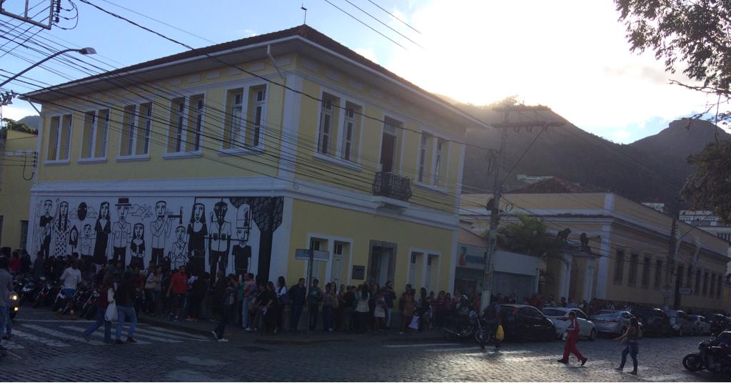 A fila para a distribuição de ingressos para o show de Alceu, dobrando a esquina (Fotos: Adriana Oliveira)