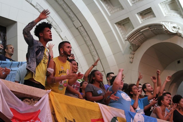Estudantes nas galerias da Alerj durante a votação da proposta (Foto: Tiago Lontra/ Alerj)