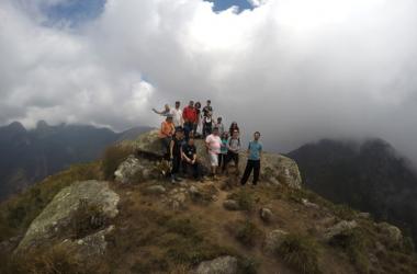 Alpinistas no cume da montanha do Parque dos Três Picos (Foto: Arquivo A VOZ DA SERRA)