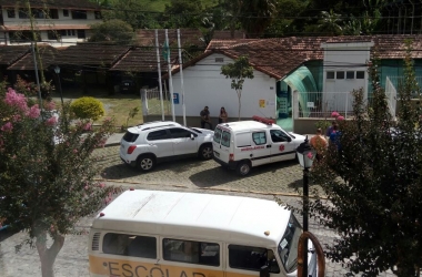Ambulância estacionada no posto de São Pedro seria a mesma que fez o transporte de morador de Lumiar (Arquivo AVS)