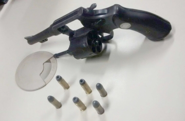 Arma e munições apreendidas com adolescente em Riograndina (Fotos: Reprodução Facebook)
