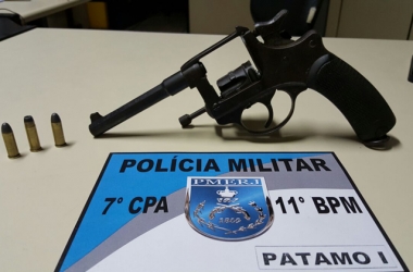 Arma e munições encontradas pelos policiais com o jovem (Foto: 11º BPM)