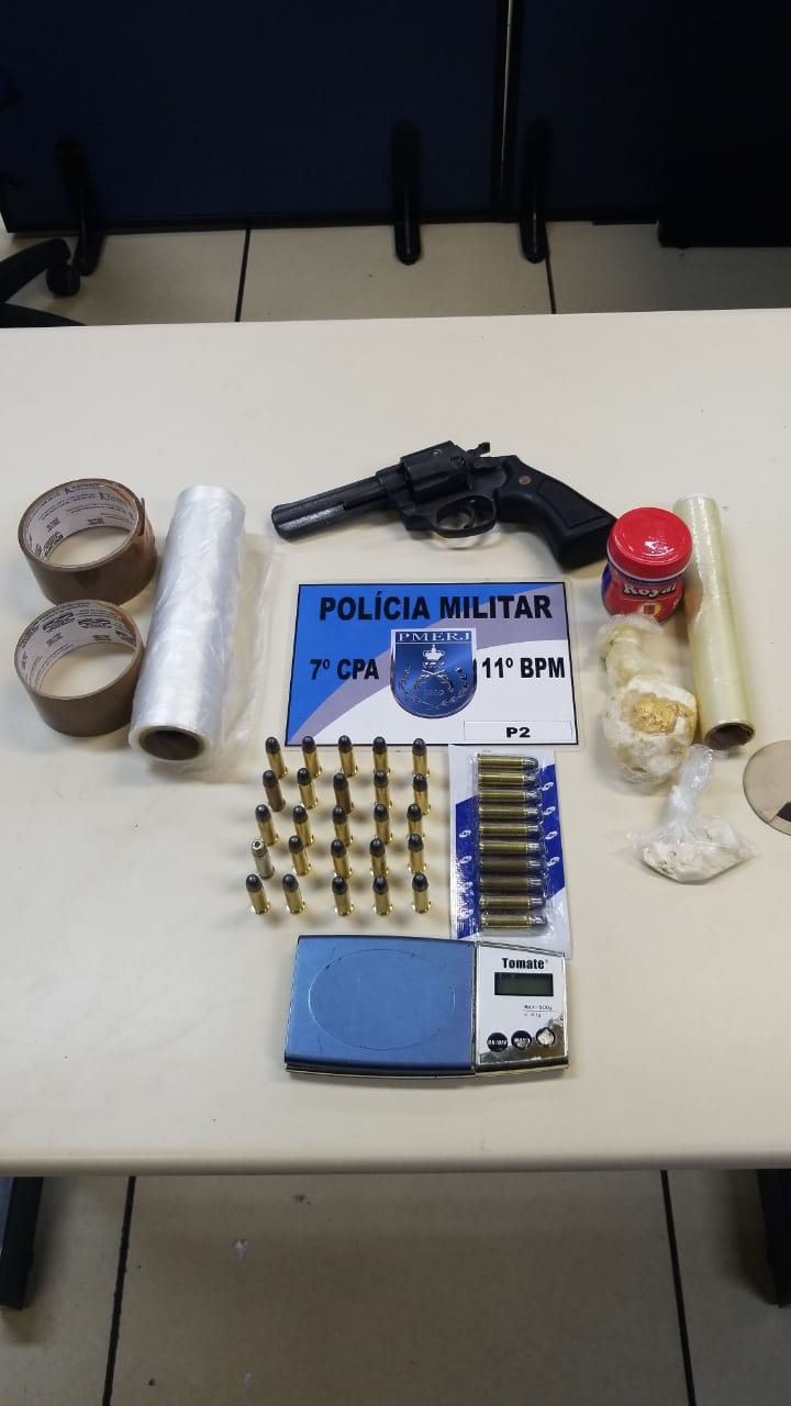 Revólver, munições e material para endolação foram apreendidos em São Geraldo (Foto: 11º BPM)
