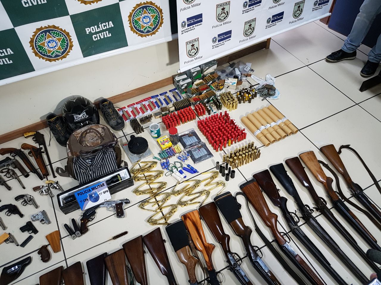 O arsenal encontrado na casa do suspeito (Foto: 11 BPM)