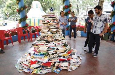 A árvore de livros na Estação Livre (Arquivo AVS)