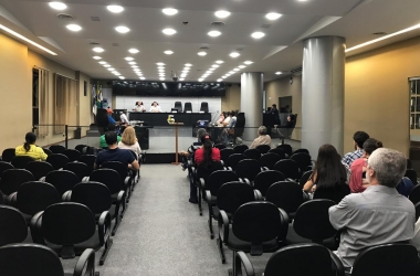 O plenário bem vazio durante a audiência (Fotos: Ana Gravino - Divulgação CMNF)