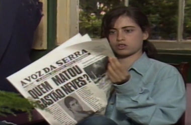 Uma jovem Fernanda Torres folheia o jornal A VOZ DA SERRA (Reprodução de vídeo)
