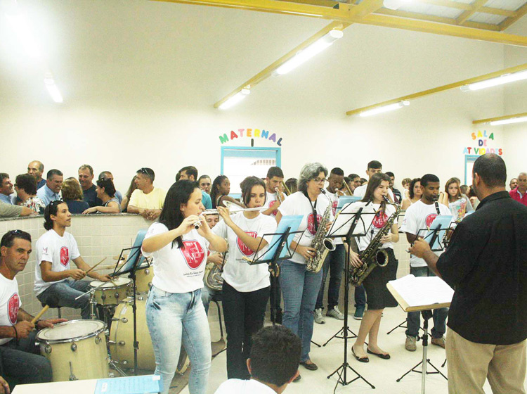 A banda da Euterpe Lumiarense abriu a solenidade de inauguração da creche Maria Damasco Mouta, em Lumiar