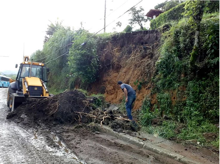 Chuvas: barreiras que caíram em Riograndina e Cardinot são desobstruídas
