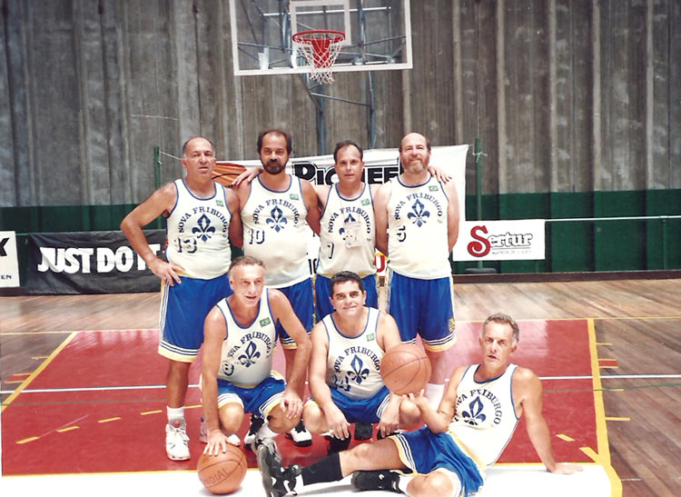 O time veterano de basquete de Nova Friburgo – composto por Toni Ventura, Paulo Folly Menezes, Augusto Barata, Paulo Ribeiro Vellinha e Nilton Batista (Foto: Arquivo Toni Ventura)