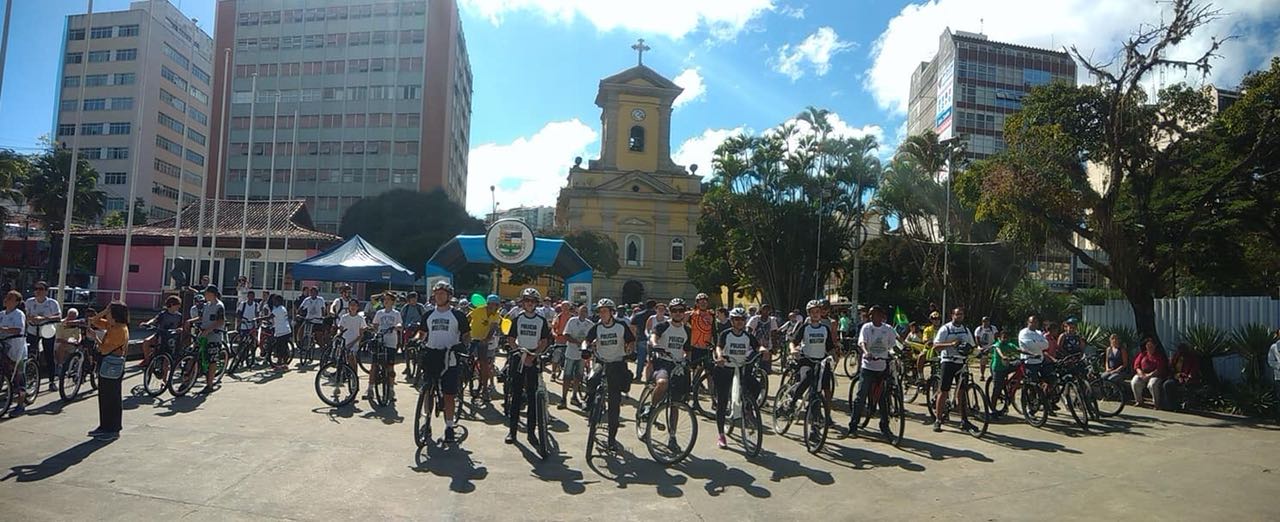 A largada do passeio ciclístico na Praça Dermeval Barbosa Moreira (Fotos de leitor)