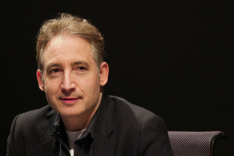 O físico Brian Greene apresenta a teoria das cordas no documentário (Foto: WikiCommons/CC0)