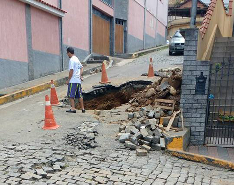 No loteamento Jacina, uma tubulação se rompeu e abriu um buraco enorme na rua (Fotos: Leitor via WhatsApp)