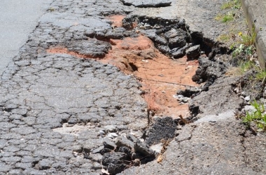 Prefeitura compra mais de R$ 500 mil em asfalto para recuperar vias