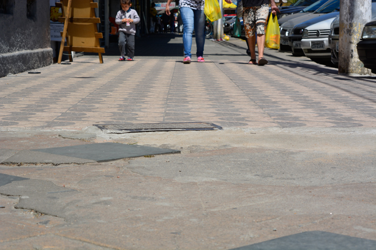 A calçada da Avenida Euterpe (Foto: Henrique Pinheiro)
