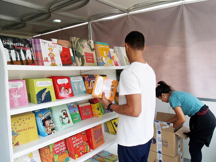 Com capacidade para mais de dez mil livros e 700 títulos, o estande promete atrair um público diversificado (Lúcio Cesar Pereira/A Voz da Serra)