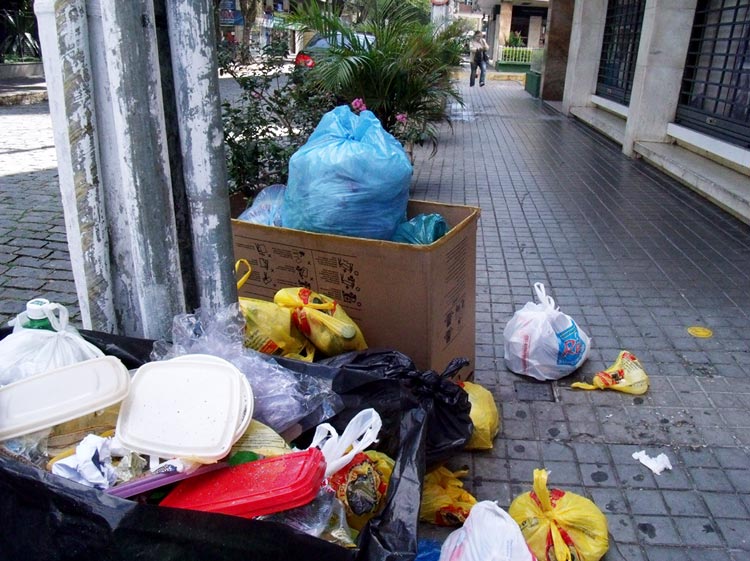 É preciso fiscalizar, mas o lixo é responsabilidade de todos (Lúcio Cesar Pereira/A Voz da Serra)