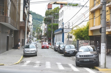 Carros estacionados na calçada na Rua Ernesto Brasílio, no Centro (Fotos: Henrique Pinheiro)