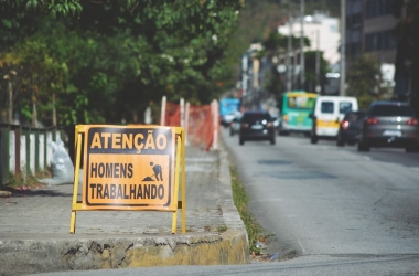 A sinalização da obra (Foto: Henrique Pinheiro)
